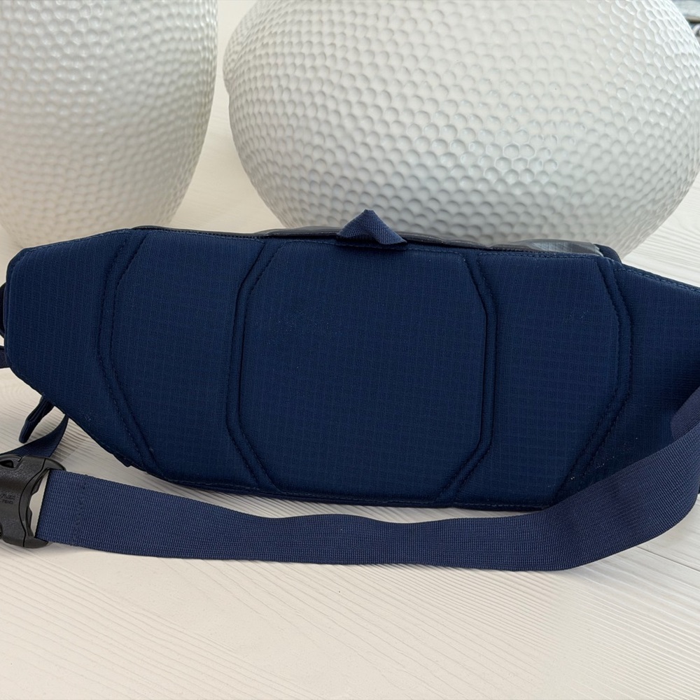 Patagonia Dark Blue Fanny Pack Belt Bag with Red Logo - Picture 2 of 4
